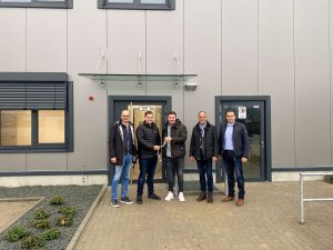 Der Generalunternehmer Goldbeck hat die Logistikhalle fristgerecht an die RaiLog Cloppenburg GmbH übergeben (v. li.): Thomas König (AGRAVIS), Marc Stottmann (Investor), Erik Burschäpers (Goldbeck), Bernd Pusch (RaiLog GmbH) und Philipp Nienaber (RaiLog GmbH). (Foto: AGRAVIS)