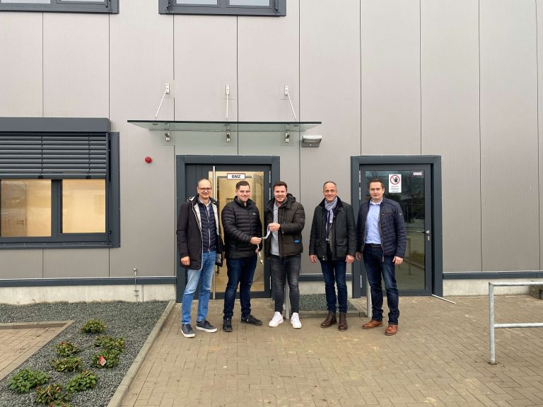 Der Generalunternehmer Goldbeck hat die Logistikhalle fristgerecht an die RaiLog Cloppenburg GmbH übergeben (v. li.): Thomas König (AGRAVIS), Marc Stottmann (Investor), Erik Burschäpers (Goldbeck), Bernd Pusch (RaiLog GmbH) und Philipp Nienaber (RaiLog GmbH). (Foto: AGRAVIS)