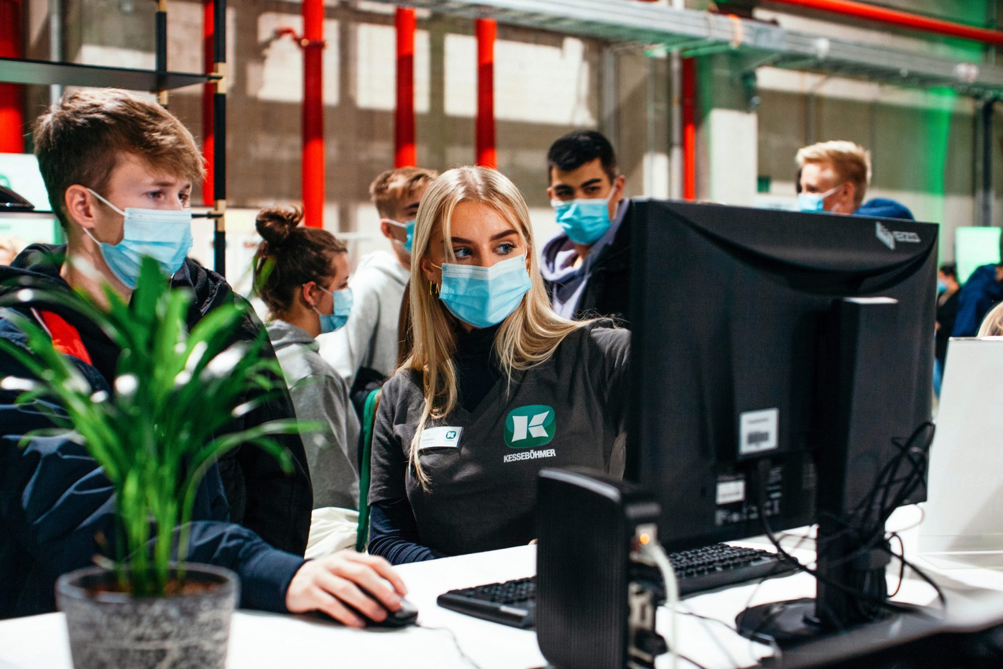 Beim "Abend der Ausbildung" bot Kesseböhmer auch eine Bewerberberatung. Dabei informierten die Gastgeber, wie sich Berufs­einsteiger heute angemessen und erfolgreich bei ihrem zukünftigen Ar­beitgeber vorstellen können. Zudem erläuterten sie das Bewerberma­nagement-System bei Kesseböhmer. (Foto: Kesseböhmer)