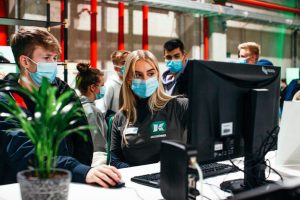Beim "Abend der Ausbildung" bot Kesseböhmer auch eine Bewerberberatung. Dabei informierten die Gastgeber, wie sich Berufseinsteiger heute angemessen und erfolgreich bei ihrem zukünftigen Arbeitgeber vorstellen können. Zudem erläuterten sie das Bewerbermanagement-System bei Kesseböhmer. (Foto: Kesseböhmer)