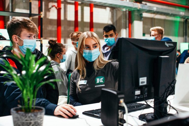 Beim "Abend der Ausbildung" bot Kesseböhmer auch eine Bewerberberatung. Dabei informierten die Gastgeber, wie sich Berufseinsteiger heute angemessen und erfolgreich bei ihrem zukünftigen Arbeitgeber vorstellen können. Zudem erläuterten sie das Bewerbermanagement-System bei Kesseböhmer. (Foto: Kesseböhmer)