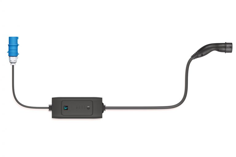 Die mobile Ladestation Amperfied Charger compact.lite ermöglicht europaweit das Laden an blauen CEE-16A-Steckdosen (sogenannten „Campingsteckern“). (Foto: Heidelberger AG)