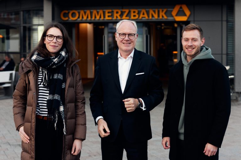 Frank Brüggemann (Mitte) von der Commerzbank stellte sich den Fragen der Studierenden Denise Werner und Hendrik Merz. (Foto: P. Pollmeier/FH Bielefeld)
