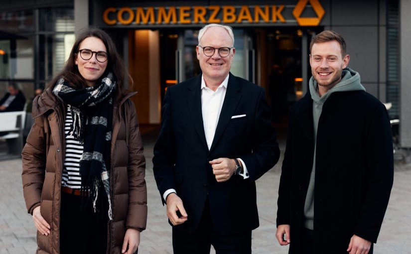 Frank Brüggemann (Mitte) von der Commerzbank stellte sich den Fragen der Studierenden Denise Werner und Hendrik Merz. (Foto: P. Pollmeier/FH Bielefeld)