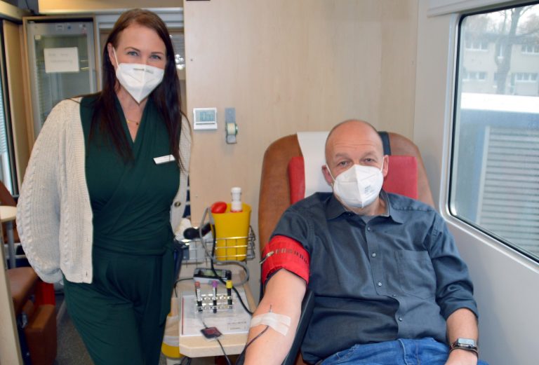 Jobcenter-Vorstand Stefan Susat mit der Organisatorin der Blutspendeaktion, Diana Battefeld, beim „Aderlass“. (Foto: Jobcenter Lippe)