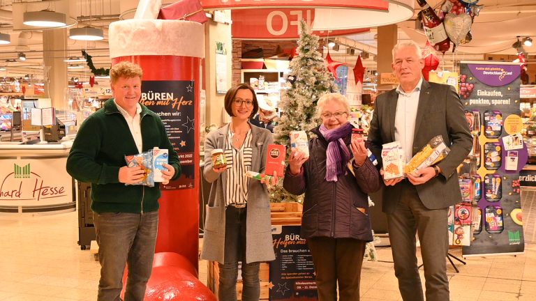 Vor dem Spendenstiefel der Speisekammer Büren im Marktkauf (v. l.): Geschäftsführer Richard Hesse, Isabel Schulte (Stadtmarketing Büren), Ingrid Bischof (Speisekammer Büren) und der stellvertretende Bürgermeister Wigbert Löper. (Foto: Stadt Büren)