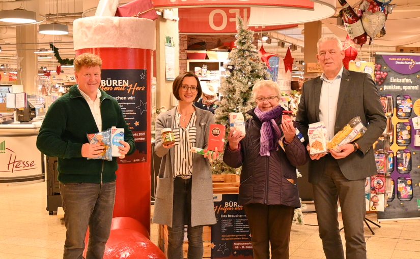 Vor dem Spendenstiefel der Speisekammer Büren im Marktkauf (v. l.): Geschäftsführer Richard Hesse, Isabel Schulte (Stadtmarketing Büren), Ingrid Bischof (Speisekammer Büren) und der stellvertretende Bürgermeister Wigbert Löper. (Foto: Stadt Büren)