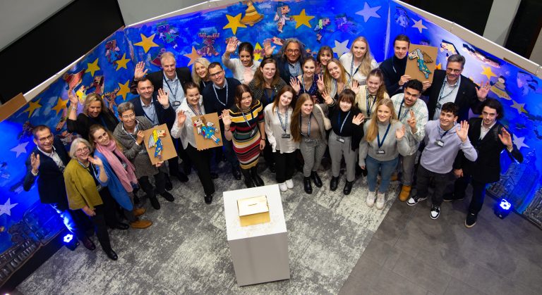 Die Schüler des Kunst-Leistungskurses freuen sich gemeinsam mit Vertretern des SICP – Software Innovation Campus Paderborn, der beteiligten Gymnasien, des Projektes „Broadwood“ sowie dem Paderborner Künstler Herman Reichold über die gesammelte Spendensumme. (Foto: Universität Paderborn, Kerstin Sellerberg)