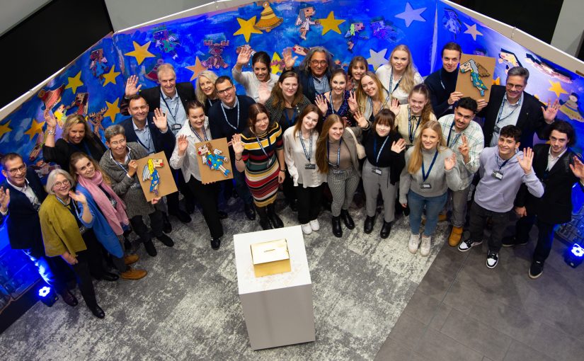 Die Schüler des Kunst-Leistungskurses freuen sich gemeinsam mit Vertretern des SICP – Software Innovation Campus Paderborn, der beteiligten Gymnasien, des Projektes „Broadwood“ sowie dem Paderborner Künstler Herman Reichold über die gesammelte Spendensumme. (Foto: Universität Paderborn, Kerstin Sellerberg)