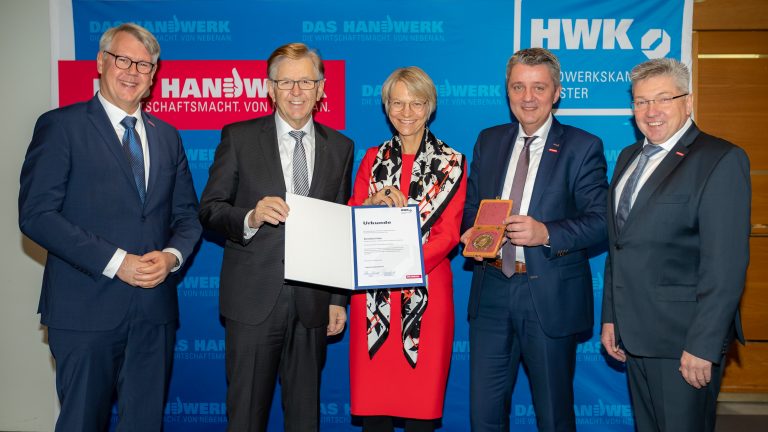 Ehrenplakette für Verdienste um das Handwerk: NRW-Bildungsministerin Dorothee Feller erhält höchste Auszeichnung durch HWK-Präsident Hans Hund (2.v.l.). Die Vizepräsidenten Bernhard Blanke und Jürgen Kroos und Hauptgeschäftsführer Thomas Banasiewicz (v.r.) gratulieren. (Foto: Teamfoto Marquardt/HWK)