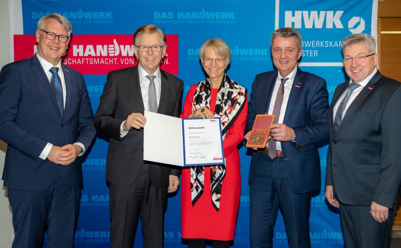 Ehrenplakette für Verdienste um das Handwerk: NRW-Bildungsministerin Dorothee Feller erhält höchste Auszeichnung durch HWK-Präsident Hans Hund (2.v.l.). Die Vizepräsidenten Bernhard Blanke und Jürgen Kroos und Hauptgeschäftsführer Thomas Banasiewicz (v.r.) gratulieren. (Foto: Teamfoto Marquardt/HWK)