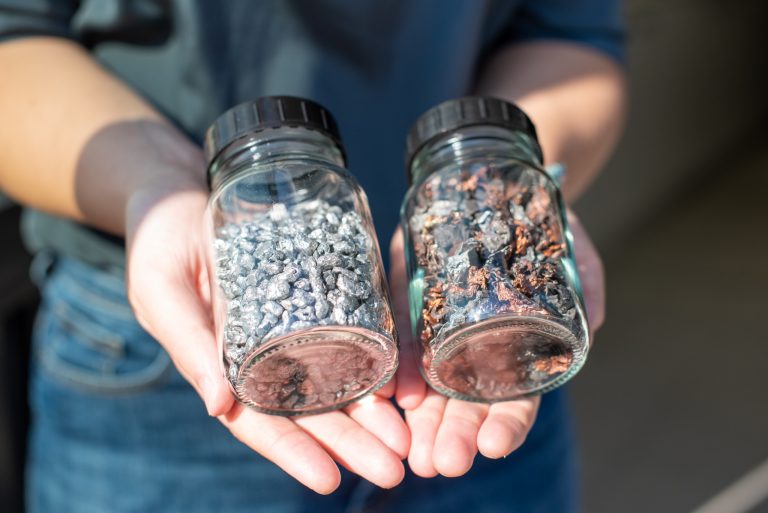 Derzeit forscht Merle Zorn dazu, wie in Batterien verbautes Kupfer und Aluminium sortenrein wiedergewonnen werden kann. Im Bild: Je nach Recyclingmethode liegen die Metalle in unterschiedlichen Formen und Mischanteilen vor. (Foto: FH Münster/Michelle Liedtke)