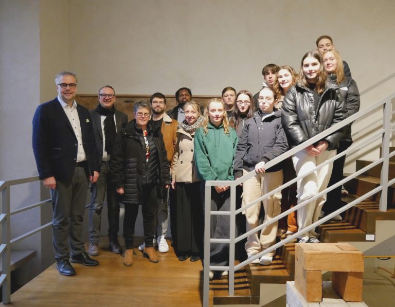Im Lemgoer Rathaus (von l. nach r.): Heiko Jucks (stellvertretender Schulleiter), Bürgermeister Markus Baier, Catherine Cochin, Victor Dupuis, Adrien Ngansop, Lisa Kreyenmeier, französische Schülerinnen und Schüler. (Foto: HANSE-Berufskolleg Europaschule)