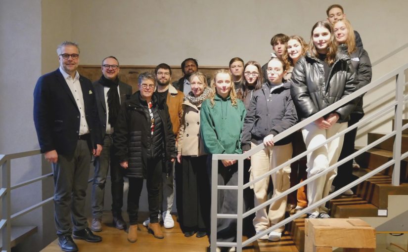 Im Lemgoer Rathaus (von l. nach r.): Heiko Jucks (stellvertretender Schulleiter), Bürgermeister Markus Baier, Catherine Cochin, Victor Dupuis, Adrien Ngansop, Lisa Kreyenmeier, französische Schülerinnen und Schüler. (Foto: HANSE-Berufskolleg Europaschule)