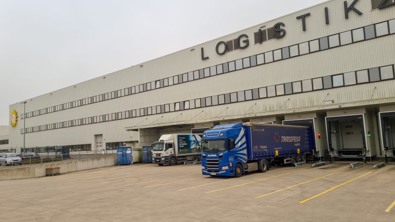 Vom Logistikzentrum der Gauselmann Gruppe in Lübbecke startet der Transport zunächst per LKW, bis es später ab Köln mit dem Zug Richtung Spanien geht. (Foto: Gauselmann)