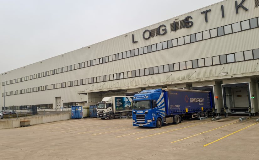 Vom Logistikzentrum der Gauselmann Gruppe in Lübbecke startet der Transport zunächst per LKW, bis es später ab Köln mit dem Zug Richtung Spanien geht. (Foto: Gauselmann)