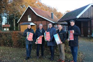 (v. l.) Kreisdezernent Michael Steffens, Ortsvorsteher Hubert Neesen, Bürgermeister Helmut Knurbein, Westenergie-Kommunalbetreuer Hermann-Josef Jansen und Wirtschaftsförderer Alexander Kassner trafen sich zum Auftakt der Vorvermarktung für kostenfreie Glasfaseranschlüsse in Teilen von Hemsen und Borken. (Foto: Stadt Meppen)