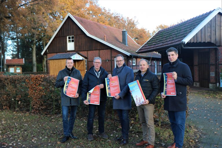 (v. l.) Kreisdezernent Michael Steffens, Ortsvorsteher Hubert Neesen, Bürgermeister Helmut Knurbein, Westenergie-Kommunalbetreuer Hermann-Josef Jansen und Wirtschaftsförderer Alexander Kassner trafen sich zum Auftakt der Vorvermarktung für kostenfreie Glasfaseranschlüsse in Teilen von Hemsen und Borken. (Foto: Stadt Meppen)