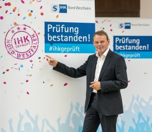 IHK-Hauptgeschäftsführer Dr. Fritz Jaeckel wünscht den künftigen Fachkräften für die Abschlussprüfung viel Erfolg. (Foto: MünsterView/IHK )