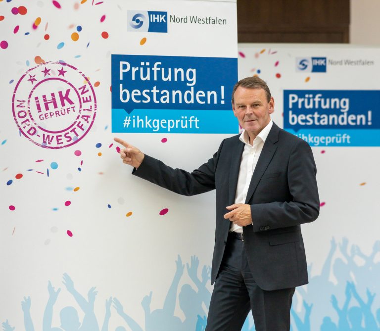 IHK-Hauptgeschäftsführer Dr. Fritz Jaeckel wünscht den künftigen Fachkräften für die Abschlussprüfung viel Erfolg. (Foto: MünsterView/IHK )