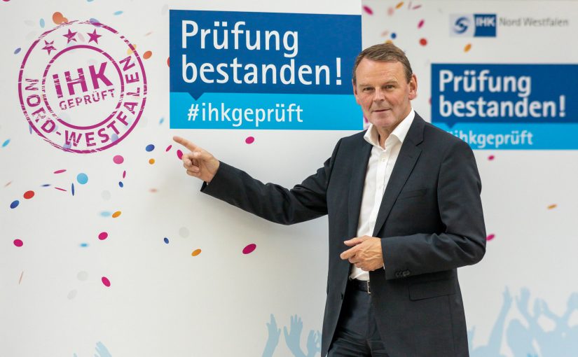 IHK-Hauptgeschäftsführer Dr. Fritz Jaeckel wünscht den künftigen Fachkräften für die Abschlussprüfung viel Erfolg. (Foto: MünsterView/IHK )