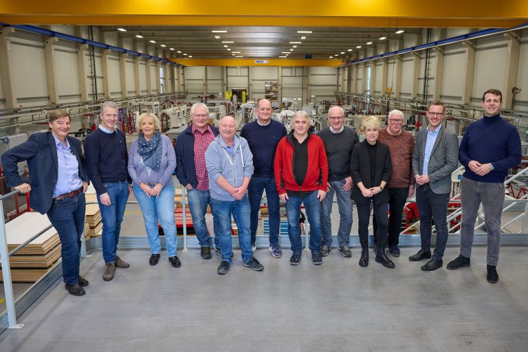 40 Jahre bei IMA Schelling: Bärbel Haider, Mathias Heidrath, Bernd Haddenhorst, Dirk Bollmeier, Ulrich Kramer, Rainer Niermann (3.–8.v.l.) und Michael Hoogma (3. v.r.) wurden gefeiert. Es fehlt Jörn Grabowski (Foto: IMA Schelling)