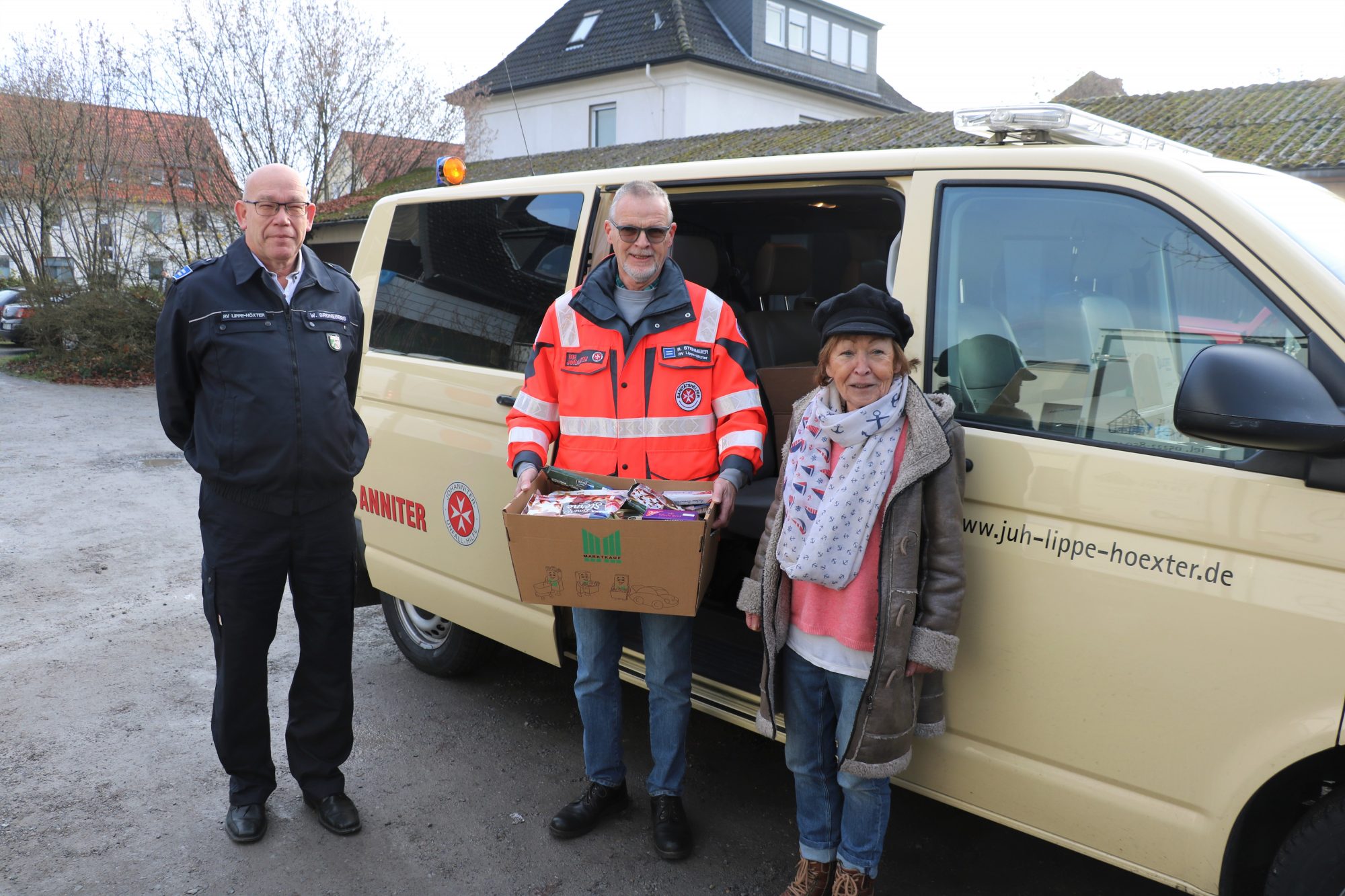 Weihnachtsaktion für bedürftige Menschen der Region: (v. li.) Wolfgang Grüneberg (Johanniter), Rainer Steinmeier (Johanniter) und Margitta Albrecht-Nestmann (1. Vorsitzende der Tafel Bad Salzuflen) (Foto: Johanniter Lippe-Höxter)