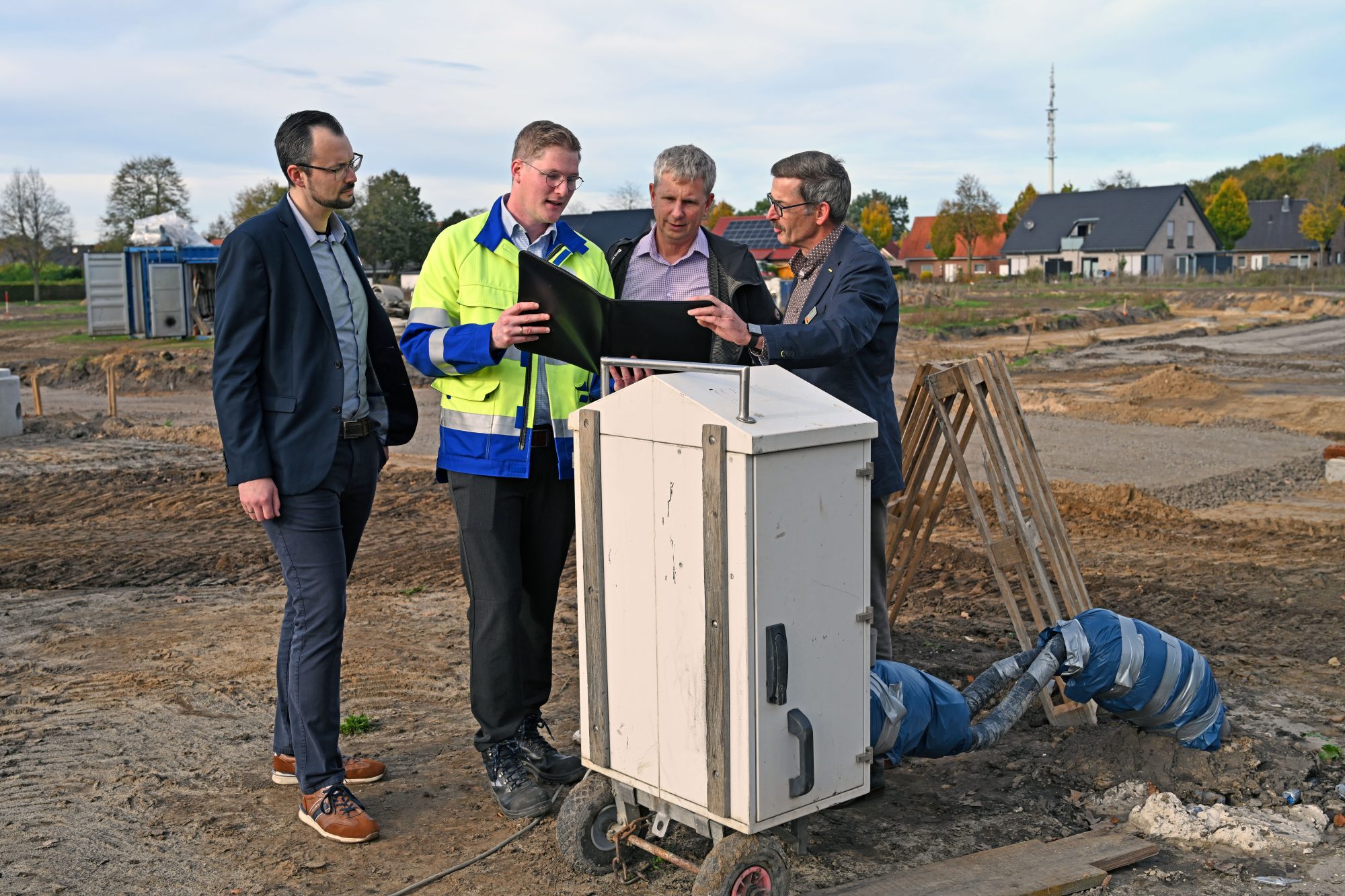 Während eines Ortstermins warfen Klimaschutzmanager Tobias Reuter (v.l.), SWTE Netz-Ingenieur Christoph Mersch, Philipp Hänsel, Fachbereichsleiter Planen und Bauen, sowie Christian Ungruh, Leiter Bürgerdienste, einen Blick auf die Ergebnisse der Probebohrungen. (Foto: SWTE)