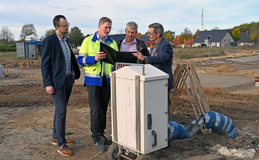 Während eines Ortstermins warfen Klimaschutzmanager Tobias Reuter (v.l.), SWTE Netz-Ingenieur Christoph Mersch, Philipp Hänsel, Fachbereichsleiter Planen und Bauen, sowie Christian Ungruh, Leiter Bürgerdienste, einen Blick auf die Ergebnisse der Probebohrungen. (Foto: SWTE)