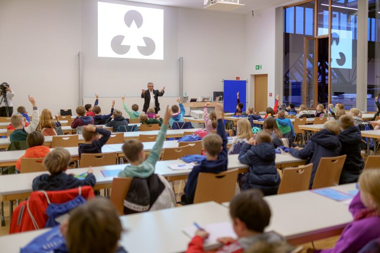 In der zweiten KinderCampus-Vorlesung in diesem Jahr erklärte Prof. Dr. Thomas Steinkamp den Schülerinnen und Schülern am Campus Lingen, wie Menschen in ihrer Wahrnehmung getäuscht werden können. (Foto: Hochschule Osnabrück)