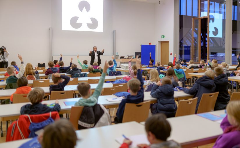 In der zweiten KinderCampus-Vorlesung in diesem Jahr erklärte Prof. Dr. Thomas Steinkamp den Schülerinnen und Schülern am Campus Lingen, wie Menschen in ihrer Wahrnehmung getäuscht werden können. (Foto: Hochschule Osnabrück)