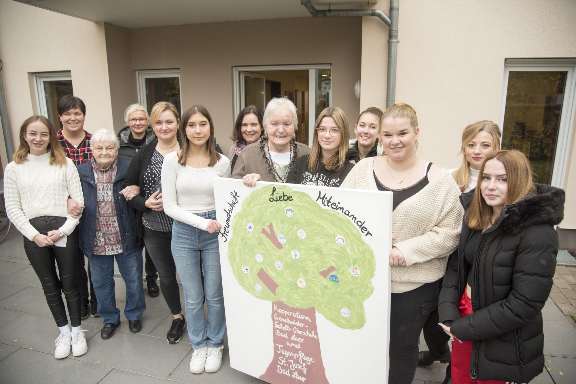 Gelungener Vorlesetag im Caritas St. Antonius Haus Bad Laer: In Anlehnung an das Motto gestalten die Teilnehmenden ge-meinsam ein Bild mit einem Baum des Zusammenhalts. Die Jugendlichen des Geschwister-Scholl-Oberschule wollen das Bild jedes Jahr fortsetzen. (Foto: MaßArbeit / Uwe Lewandowski)