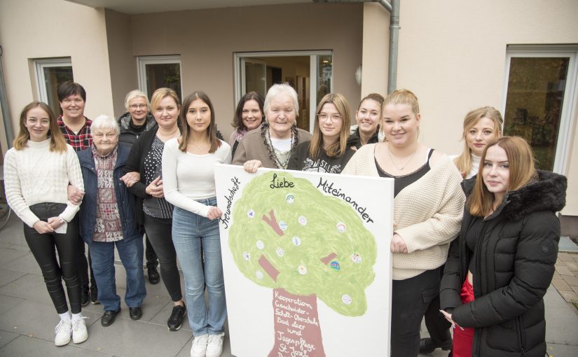 Gelungener Vorlesetag im Caritas St. Antonius Haus Bad Laer: In Anlehnung an das Motto gestalten die Teilnehmenden ge-meinsam ein Bild mit einem Baum des Zusammenhalts. Die Jugendlichen des Geschwister-Scholl-Oberschule wollen das Bild jedes Jahr fortsetzen. (Foto: MaßArbeit / Uwe Lewandowski)