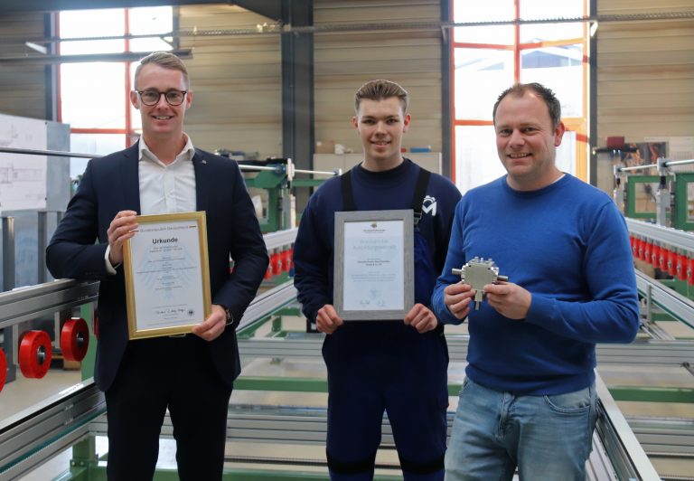 v.l.: Wirtschaftsförderer Sebastian Czoske, ehemaliger Auszubildender Leon Lütkereinke und Geschäftsführer und Gründer Jens Michelis mit dem neu entwickelten Kegelradgetriebe (Foto: Michelis)