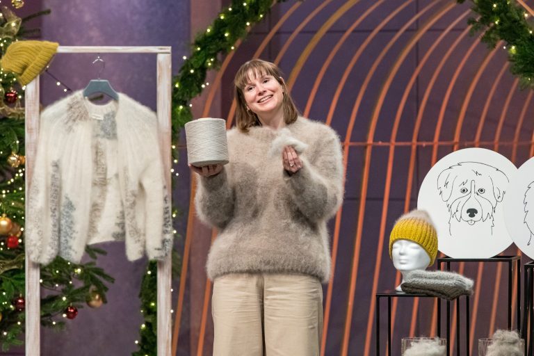 Ann Cathrin Schönrock, FH-Absolventin der Studienrichtung Mode, stellte ihr Startup YarnSustain in der TV-Show „Die Höhle der Löwen“ vor und erhielt einen Deal. (Foto: RTL / Bernd-Michael Maurer)