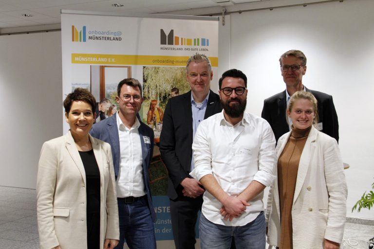 Das Arbeitgebernetzwerk Onboarding@Münsterland traf sich bei Hupfer in Coesfeld: (v.l.) Monika Leiking (Münsterland e.V.), Peter Passon (Eucon Group), Matthias Strotmann (BARMER), André Bloßfeld, Matthias Kockmann und Caroline Schumacher (Hupfer Metallwerke) Treffen des Arbeitgebernetzwerks Onboarding@Münsterland (Foto: Münsterland e.V.)