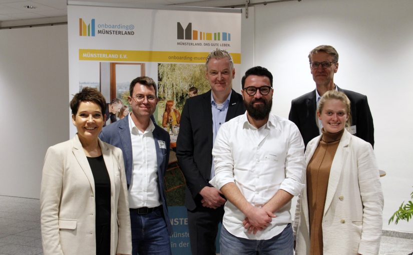 Das Arbeitgebernetzwerk Onboarding@Münsterland traf sich bei Hupfer in Coesfeld: (v.l.) Monika Leiking (Münsterland e.V.), Peter Passon (Eucon Group), Matthias Strotmann (BARMER), André Bloßfeld, Matthias Kockmann und Caroline Schumacher (Hupfer Metallwerke) Treffen des Arbeitgebernetzwerks Onboarding@Münsterland (Foto: Münsterland e.V.)