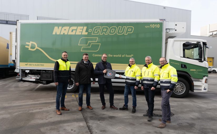 Übergabe des ersten E-Lkw bei der Nagel-Group in Bochum. Christian Hottgenroth (3.v.l., Direktor Verkauf Lkw, Scania Deutschland Österreich) und Udo Barkey, (2.v.l., Vertrieb Scania Münster) überreichen den symbolischen Schlüssel an Stefan Mörchel (3.v.r., Fahrertrainer in Bochum), Daniel Orzall (l., Speditionsleiter Bochum), Dirk Lückingsmeier (2.v.r., Team Lead Fleet Management) und Bastian Seidel (Fleet Management). (Foto: Nagel Group)