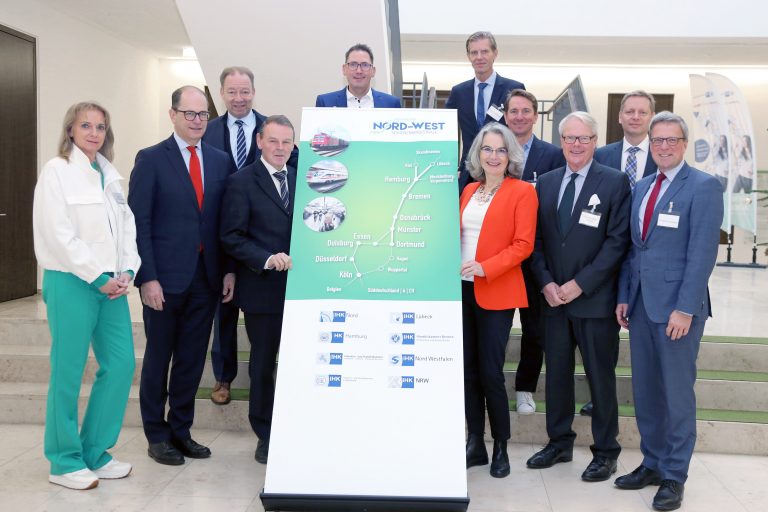 Über konkrete Maßnahmen für den Ausbau der Nord-West-Schienenmagistrale gesprochen: (v. l.) Adelheid Hauschopp-Francke (IHK Dortmund), Uwe Goebel (IHK Osnabrück – Emsland – Bad Bentheim), Stefan Schreiber (IHK Dortmund), Dr. Fritz Jaeckel (IHK Nord Westfalen), Bernd Eßer (IHK Nord Westfalen), Dr. Ralf Mittelstädt (IHK NRW), Staatssekretärin Susanne Henckel, Marco Graf (IHK Osnabrück – Emsland – Grafschaft Bentheim), Eduard Dubbers-Albrecht (HK Bremen), Frank Zühlke (IHK Nord) und Dr. Matthias Fonger (HK Bremen (Foto: IHK Nord Westfalen)