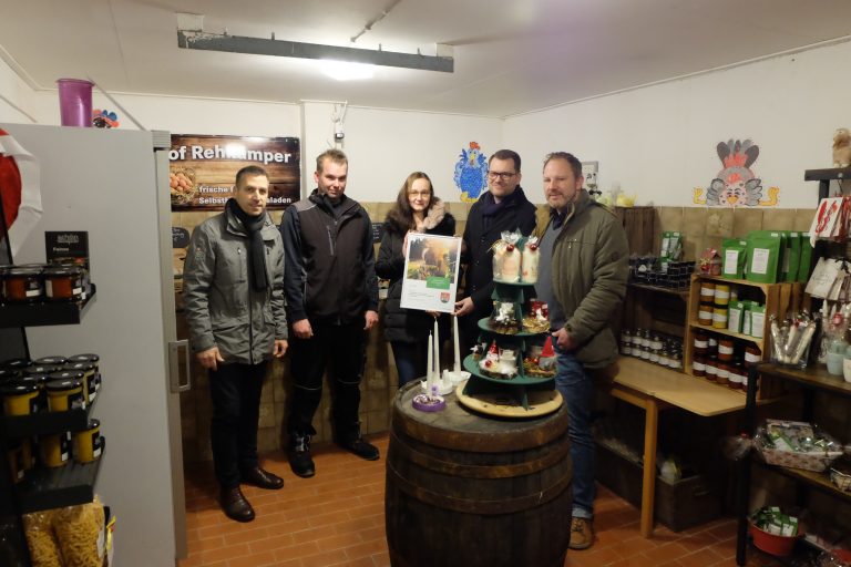 Bei der Verleihung der Urkunde im Selbstbedienungsladen (v. l.): Bürgermeister Burkhard Schwuchow, Sebastian Rehkämper, Christine Rehkämper, Fabian Wälter (Westenergie) und Klimaschutzmanager Sascha Glaser. (Foto: Stadt Büren)