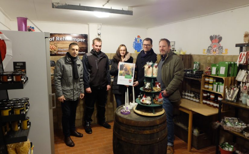 Bei der Verleihung der Urkunde im Selbstbedienungsladen (v. l.): Bürgermeister Burkhard Schwuchow, Sebastian Rehkämper, Christine Rehkämper, Fabian Wälter (Westenergie) und Klimaschutzmanager Sascha Glaser. (Foto: Stadt Büren)