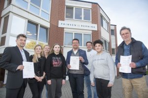 Sie wollen die neue Kooperation erfolgreich machen: v.l.n.r.: Michael Schilling (HR Manager Prinsen Berning GmbH & Co. KG), Annika Schütte (Servicestelle Schule-Wirtschaft MaßAr-beit), Larissa Möller (HR Advisor Prinsen Berning GmbH & Co. KG), Michelle Scheidemann (Schülerin Sophie-Scholl-Schule), Lars Hellmers (Vorstand MaßArbeit), Richard Stang (Berufsori-entierungsbeauftragter, Sophie-Scholl-Schule), Edis Sunan (Schüler Sophie-Scholl-Schule) und Mark Reinhardt (Schulleiter Sophie-Scholl-Schule). (Foto: MaßArbeit / Uwe Lewandowski)