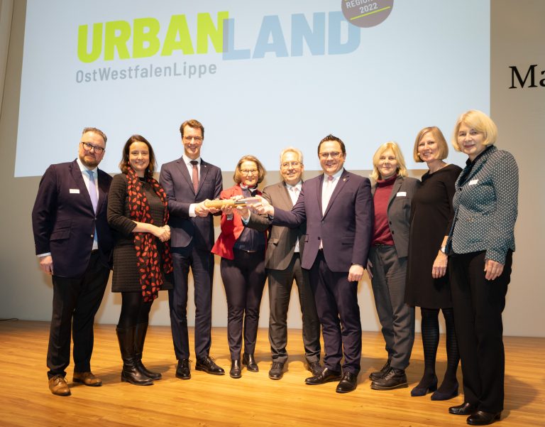 V.l.n.r.: Björn Böker (OWL GmbH), Regierungspräsidentin Anna Katharina Bölling, Ministerpräsident Hendrik Wüst, Ministerin Ina Scharrenbach, Landrat Jürgen Müller (Vorsitzender UrbanLand Board REGIONALE 2022), Landrat Marco Voge (Aufrichtsratsvorsitzender Südwestfalen GmbH), Dr. Stephanie Arens (Leiterin REGIONALE 2025 Südwestfalen), Annette Nothnagel (Leiterin REGIONALE 2022 OWL), Prof. Dr. Ingeborg Schramm-Wölk (stellvertretender Vorsitzender UrbanLand Board REGIONALE 2022) (Foto: OWL GmbH, Stefan Sättele )