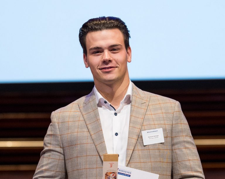 Domenik Achziger schloss seine Ausbildung als Mechatroniker für Kältetechnik, die er bei Remko in Lage absolvierte, als Bester in Nordrhein-Westfalen ab. (Foto: Malte Reiter, Remko GmbH & Co KG)