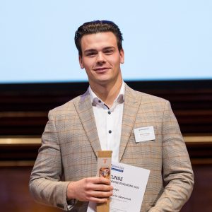 Domenik Achziger (Mitte) schloss seine Ausbildung als Mechatroniker für Kältetechnik, die er bei Remko in Lage absolvierte, als Bester in Nordrhein-Westfalen ab. (Foto: Malte Reiter)