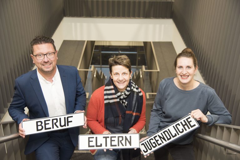 Sie präsentierten im Kreishaus die Ergebnisse der Elternbefra-gung der Servicestelle Eltern der MaßArbeit (von links): Lars Hellmers, Vorstand der MaßArbeit, Bärbel Bosse, Vorsitzende des Kreiselternrates und Kerstin Hüls, Koordinatorin der Ser-vicestelle Eltern (Foto: MaßArbeit / Uwe Lewandowski)