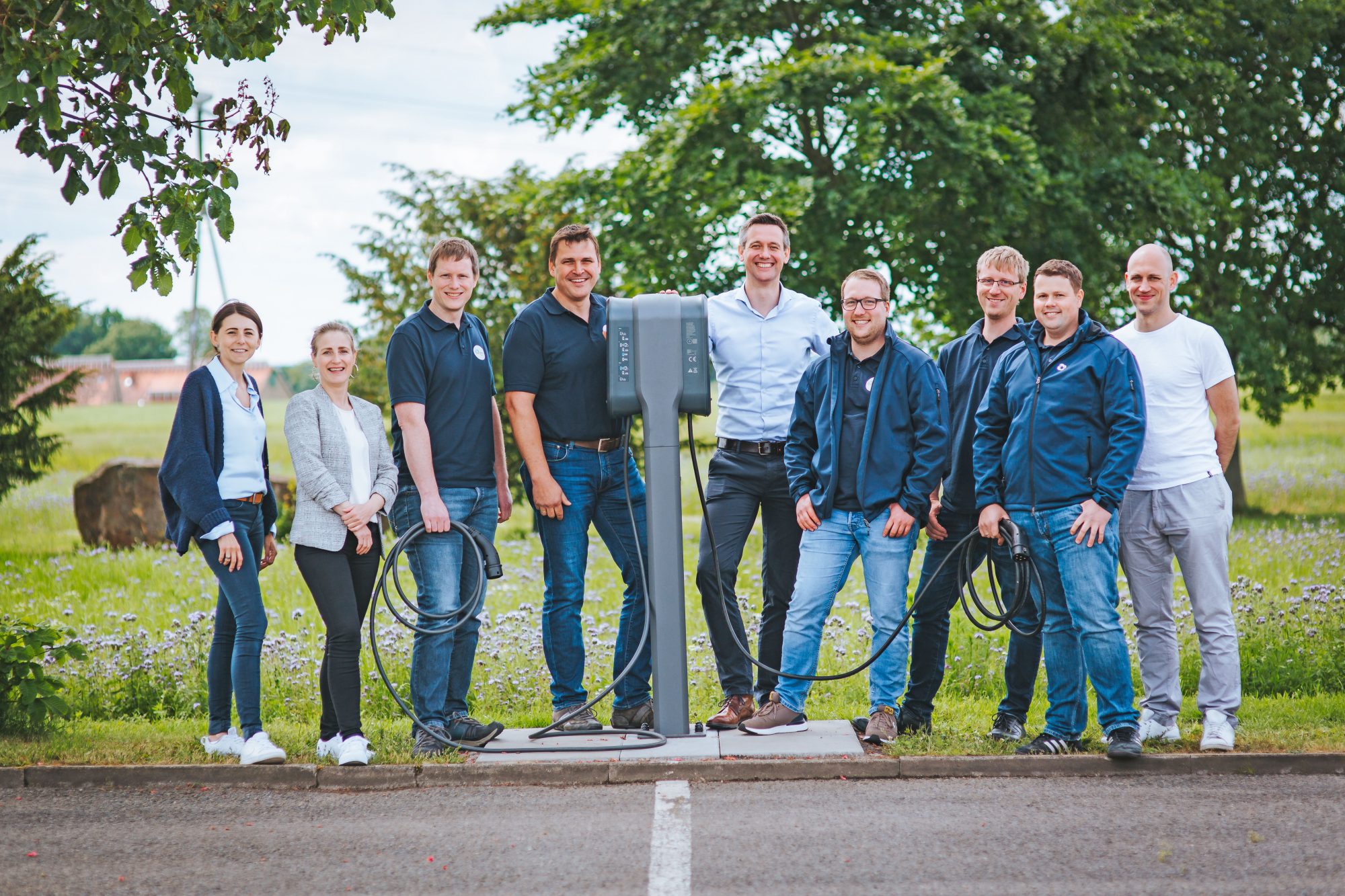 Andre Freude (5.v.r.) und sein Team der Abteilung Netzvertrieb und Vertragsmanagement sind erste Anlaufstelle für die vielen Anmeldungen von Einspeiseanlagen. (Foto: SWTE)