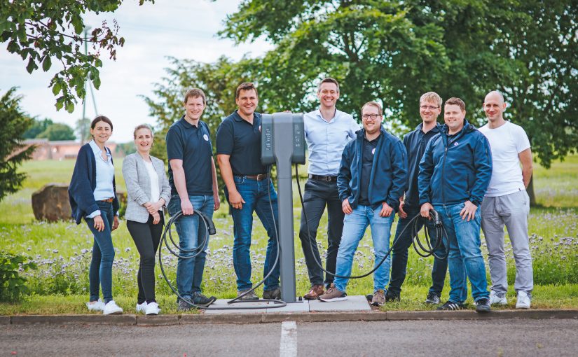 Andre Freude (5.v.r.) und sein Team der Abteilung Netzvertrieb und Vertragsmanagement sind erste Anlaufstelle für die vielen Anmeldungen von Einspeiseanlagen. (Foto: SWTE)