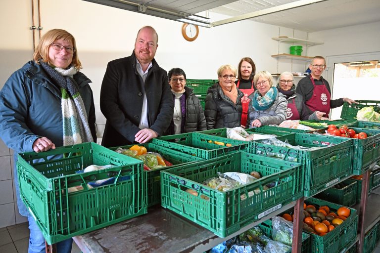 Die ehrenamtlichen Mitarbeitenden der Tafel, die SkF-Vorstandsmitglieder Dorothee Stöckmann (3.v.r.), Marie-Luise Dierkes (3.v.l.) und Bärbel Lehmann (5.v.r.) sowie SkF-Mitarbeiterin Barbara Berardis (l.) freuen sich über eine Spende der Stadtwerke Tecklenburger Land in Höhe von 7.000 Euro, die Christian Averdiek (2.v.l.) nun überreicht hat. (Foto: SWTE)