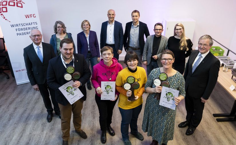 Die Sust-Award-Preisträgerinnen und Preisträger (vorne v.l.): Steffen Jesper (Gröne Unternehmensfamilie AG), Jutta Seiling und Anja Pötting (Vauß-Hof e.V.), Petra Kaiser (Linsenmanufaktur) zusammen mit (v.l.) Hans-Bernd Janzen (stv. Landrat), der Jury: Christa Hesse (Gemeinwohl-Ökonomie Paderborn), Heike Süß (Wirtschaftsförderung Paderborn), Prof. Dr. Carsten Padberg (FHDW) und Steve Flechsig (Westfalen Weser Netz GmbH) und Uwe Schoop (Prokurist der Wirtschaftsförderung Paderborn), Jessica Krüger (WFG) sowie Bürgermeister Michael Dreier. (Foto WFG/Tobias Vorwerk)